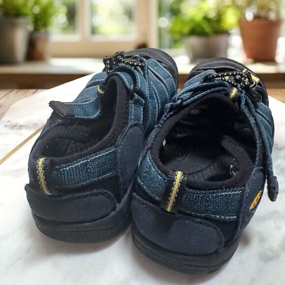 KEEN Water Shoes Hiking Adventure Sandals Big Kids Size 5 EU 38 - Picture 5 of 7
